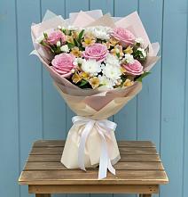 Букет цветов из:  Гвоздики, Орхидеи и Розы в Камешково