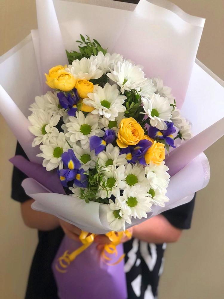 Букет цветов из: Ирисы, Хризантемы и Розы в Камешково