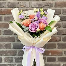 Букет цветов из:  Лизиантусы и Розы в Камешково