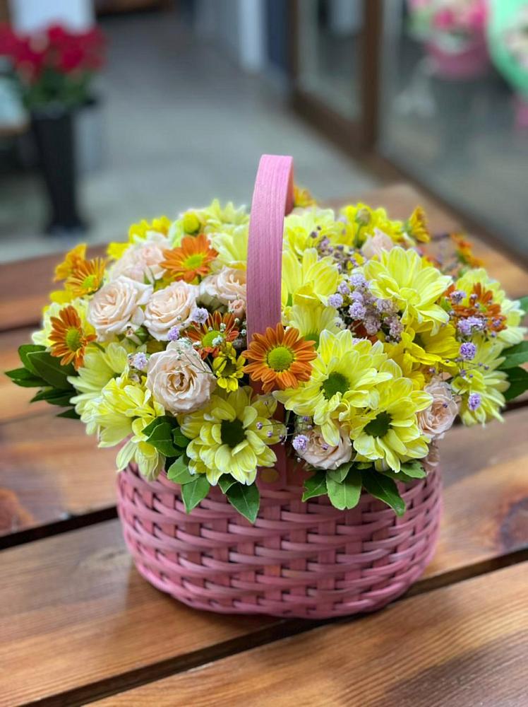 Цветочная композиция из Хризантемы и Розы в корзине в Камешково