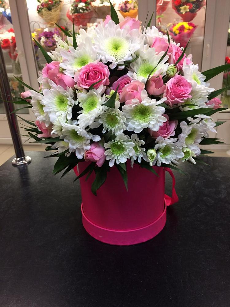 Цветочная композиция из Розы и Хризантемы в шляпной коробке в Камешково