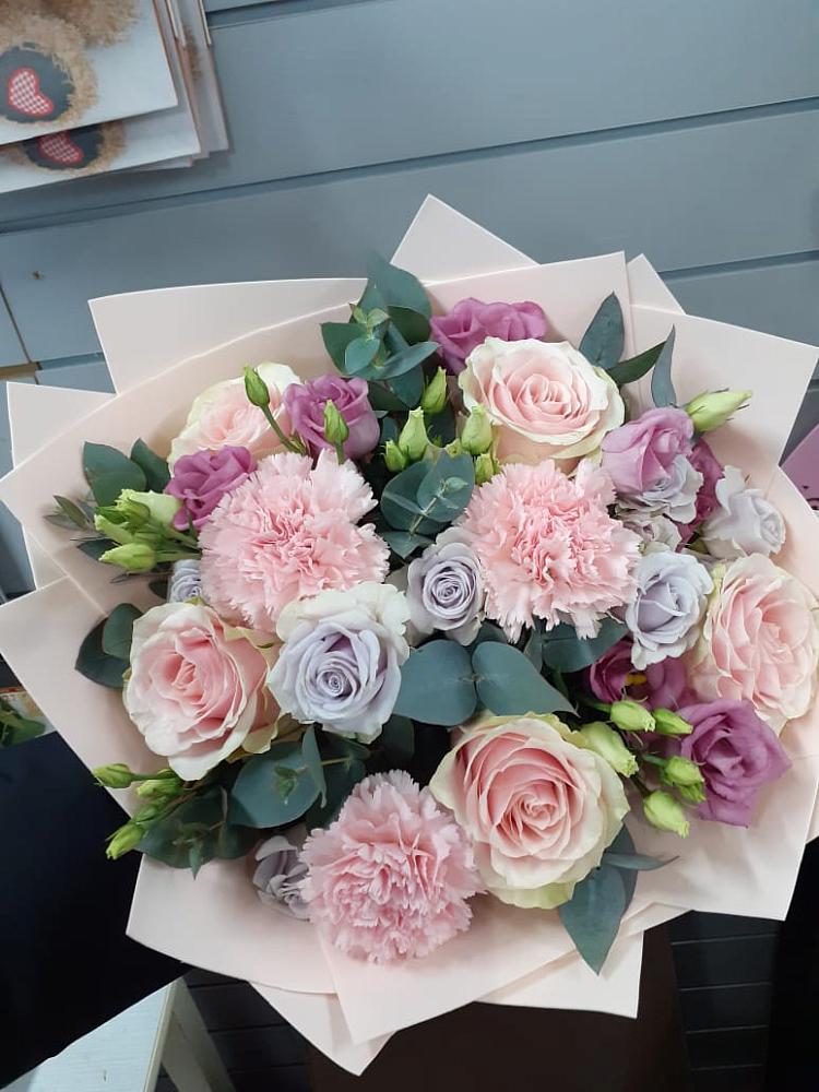 Букет цветов из: Розы, Гвоздики и Лизиантусы в Камешково