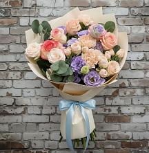 Букет цветов из:  Розы, Лизиантусы и Гвоздики #REPLACE_PRED# Камешково