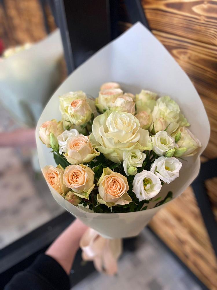 Букет цветов из: Розы и Лизиантусы в Камешково